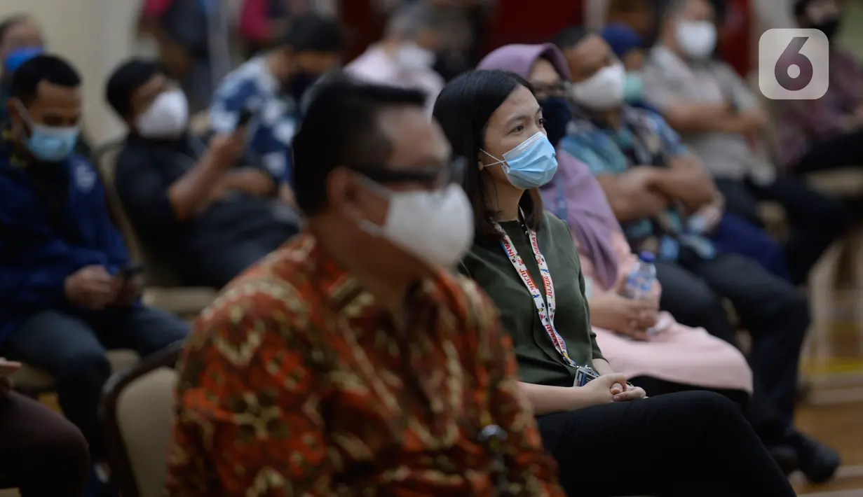 Pegawai KPK menunggu giliran untuk melakukan tes diagnostik cepat COVID-19 (Rapid Test) di Gedung KPK, Jakarta, Kamis (4/6/2020). Rapid test itu diikuti sekitar 2.000 orang di lingkungan Komisi Pemberantasan Korupsi (KPK) menjelang kenormalan baru atau new normal. (merdeka.com/Dwi Narwoko)