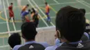 Seorang pesepak bola menggunakan alat bantu pendengaran saat akan bertanding pada Kejuaraan Futsal Tuna Rungu di GOR Ciracas, Jakarta, Sabtu (7/11/2015). (Bola.com/Vitalis Yogi Trisna)