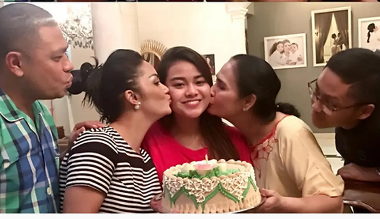 Terlihat dari foto, ciuman dari ibu kandungnya, Krisdayanti, beserta neneknya, dan dikanan kirinya Raul Lemos dan Azriel Hermansyah. (dok. Instagram)
