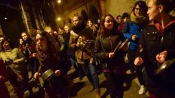 Demonstran melakukan mogok kerja dengan menggelar protes untuk memperingati Hari Perempuan Internasional di Pamplona, Spanyol, Kamis (8/3). Sambil turun ke jalan, para wanita tersebut membawa serta panci dan wajan dari rumah. (AP/Alvaro Barrientos)