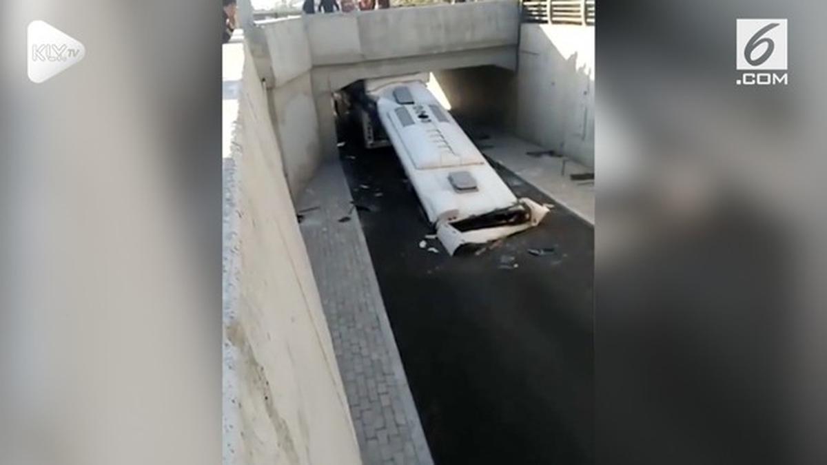 VIDEO: Nekat Masuk Terowongan, Atap Bus Lepas - Otomotif Liputan6.com