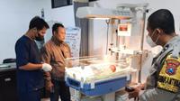 Bayi yang dibuang orang taunya  itu mendapat perawatan di RSUD Genteng Banyuwangi (Istimewa)