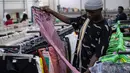 Di sini, sebuah blazer Pierre Cardin bekas dijual seharga 40.000 shilling Uganda ($11), jauh lebih murah daripada harga blazer baru. (BADRU KATUMBA / AFP)