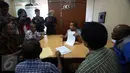 Suasana pengaduan Forum Komunikasi Masyarakat Peduli Papua (FKMPP) ke Kantor DKPP, Jakarta, Kamis (16/3). Mereka meminta DKPP dan Bawaslu untuk mengusut Ketua KPUD Kep.Yapen Papua yang diduga berlaku curang, Jakarta,Kamis (16/3).(Liputan6.com/JohanTallo)