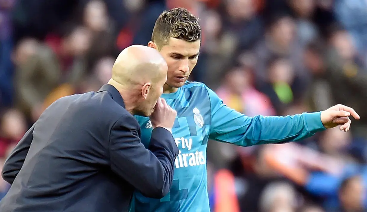 Pelatih Real Madrid, Zinedine Zidane mengintruksikan Cristiano Ronaldo saat bertanding melawan Valencia pada lanjutan La Liga Spanyol di stadion Mestalla, (27/1). Real Madrid menang 4-1. (AFP Photo/Jose Jordan)