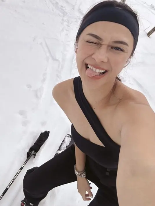 Nana juga memadukan tampilannya dengan bandana. Gayanya terlihat kian sporty.  [Foto: Instagram/ Nana Midrad]