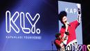 Musisi Kunto Aji meriahkan XYZ Day 2018 di The Hall Senayan City, Jakarta Pusat pada Rabu (25/4/2018). Acara XYZ Day juga merupakan ajang perkenalan KapanLagi Youniverse. (Bola.com/M Iqbal Ichsan)