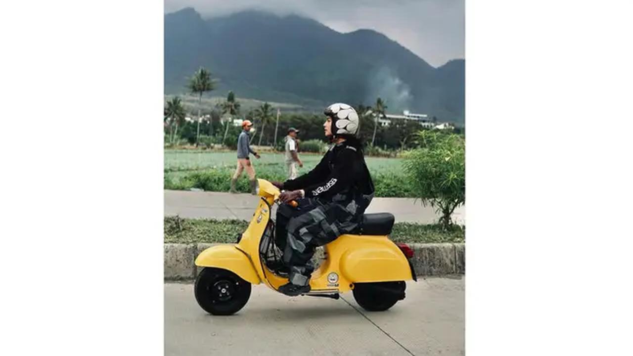 Potret Sintya Marisca Kendarai Vespa (Sumber: Instagram/sintyamarisca)