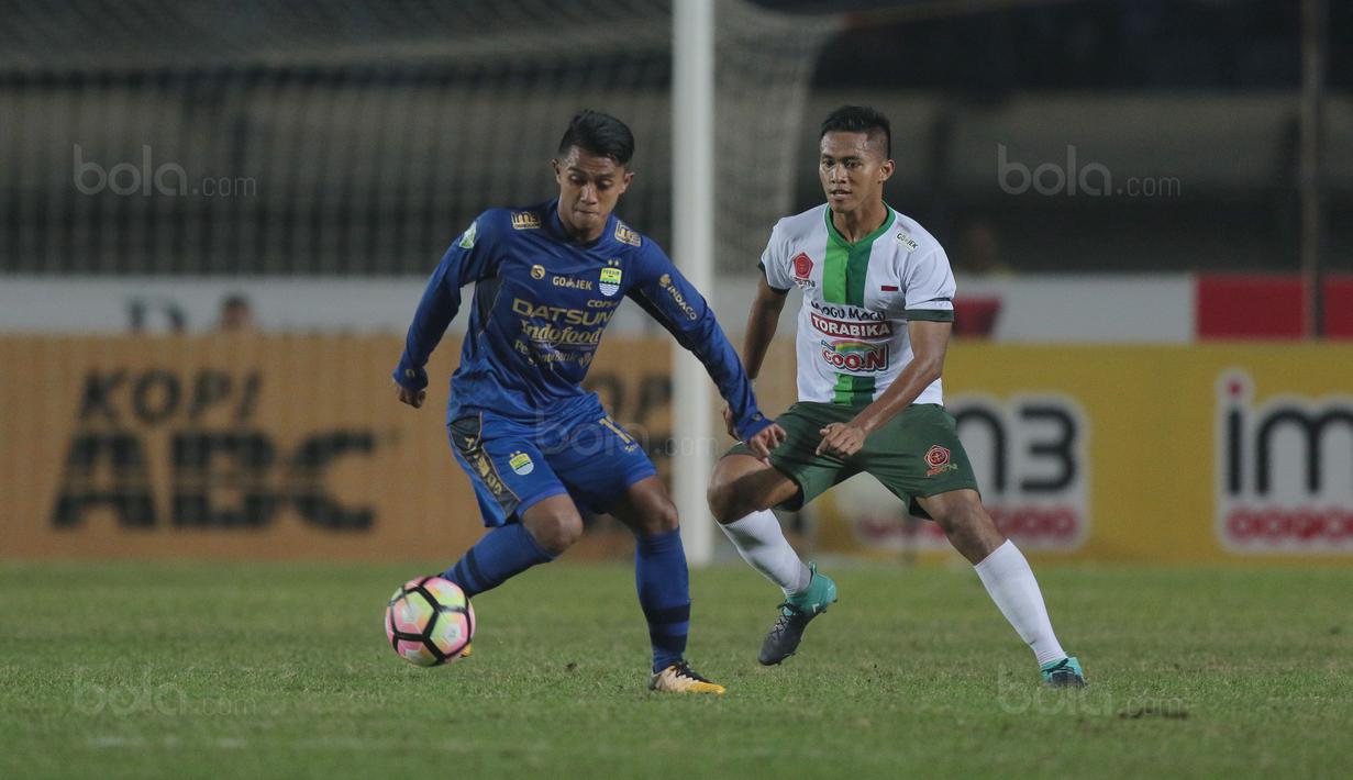 Pemain Persib Bandung, Febri Hariyadi (kiri) saat mengecoh pemain PS TNI pada lanjutan Liga 1 2017 di Stadion Si Jalak Harupat, Sabtu (05/8/2017). Persib Menang 3-1. (Bola.com/Nicklas Hanoatubun)