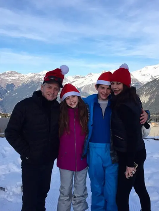 Mereka sempat berpisah sejenak kala masalah gangguan bipolar yang dialami Catherine dan kanker tenggorokan yang diderita Michael menerpa. Namun keduanya berhasil mempertahankan biduk rumah tangganya hingga sekarang. (Via Instagram/@catherinezetajones)