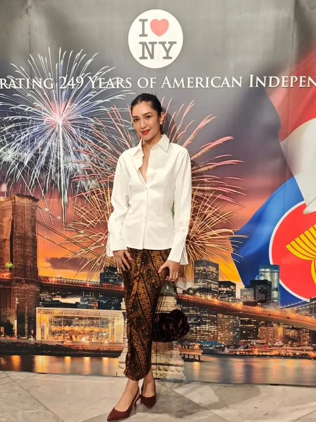 Mikha Tambayong dan Deva Mahenra Hadiri Perayaan Kemerdekaan Amerika Serikat di Jakarta. [@miktambayong]