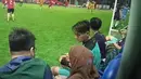 Seperti diketahui, Rizky Billar memiliki hobi bermain sepak bola. Lesti yang tahu itu dengan setianya menemani sang suami bermain sepak bola. Momen Lesti dampingi Rizky Billar ini viral dan jadi sorotan. (Liputan6.com/YouTube/Seleb Cam)