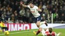 Bek Tottenham Hotspur, Pierre-Emile Hojbjerg berusaha melewati gelandang Arsenal, Martin Odegaard pada pertandingan lanjutan Liga Inggris di Stadion Tottenham Hotspur di London, Inggris, Minggu (15/1/2023). Hasil ini membuat Arsenal makin kokoh di puncak klasemen dengan koleksi 47 angka dari 18 laga. (AP Photo/Frank Augstein)