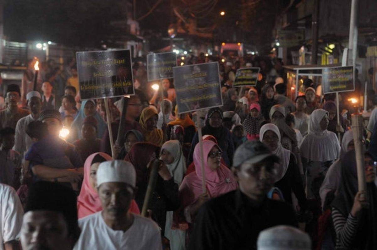 Pawai obor dan kembang api meriahkan malam tahun baru 1437 Hijriah