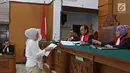 Terdakwa kasus dugaan penyebaran berita bohong atau hoaks Ratna Sarumpaet memberikan berkas pledoi atau nota pembelaan ke hakim saat menjalani sidang lanjutan di PN Jakarta Selatan, Selasa (18/6/2019). (Liputan6.com/Herman Zakharia)