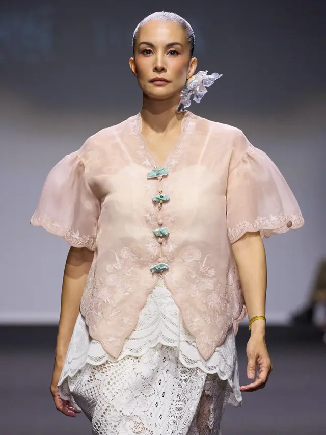 Koleksi kebaya modern TOTON dikenakan Nadya Hutagalung di Dubai