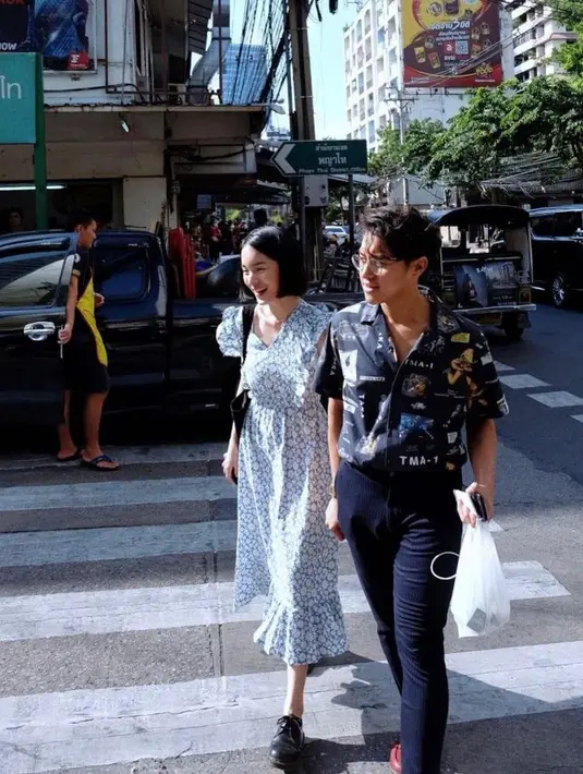 Kombinasi kemeja bermotif kerah v-neck dengan straight pants juga tak kalah menarik untuk dicoba. (Instagram/ardhitopramono).