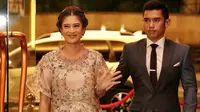 Pemeran Dian Sastrowardoyo terlihat salah satu teman artis yang hadir dalam acara resepsi pernikahan Raisa Andriana dan Hamish Daud. Dian hadir bersama sang suami, Indraguna Sutowo. (Adrian Putra/Bintang.com)