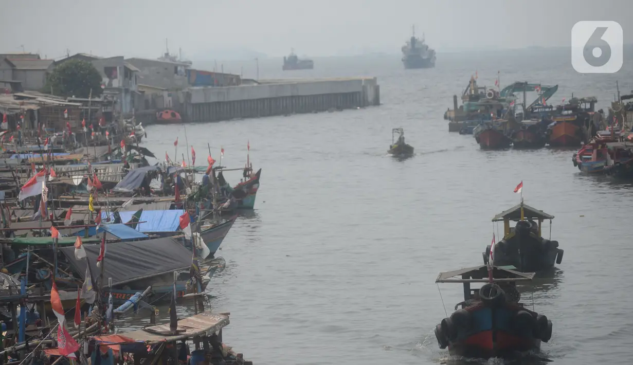 Perahu nelayan tradisional bersandar di dermaga Kampung Nelayan Cilincing, Jakarta, Kamis (2/9/2021).  Jumlah nelayan di Indonesia terus menurun, pada April 2020 jumlahnya mencapai 2,15 juta orang. (merdeka.com/Imam Buhori)
