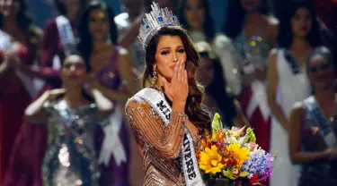 Miss Prancis Iris Mittenaere dinobatkan menjadi Miss Universe 2016 di Mall of Asia Arena, Manila, Filipina, Senin (30/1). Iris Mittenaere terpilih sebagai pengganti ratu tercantik sejagad sebelumnya, Pia Alonzo Wurtzbach. (AP Photo/Bullit Marquez)