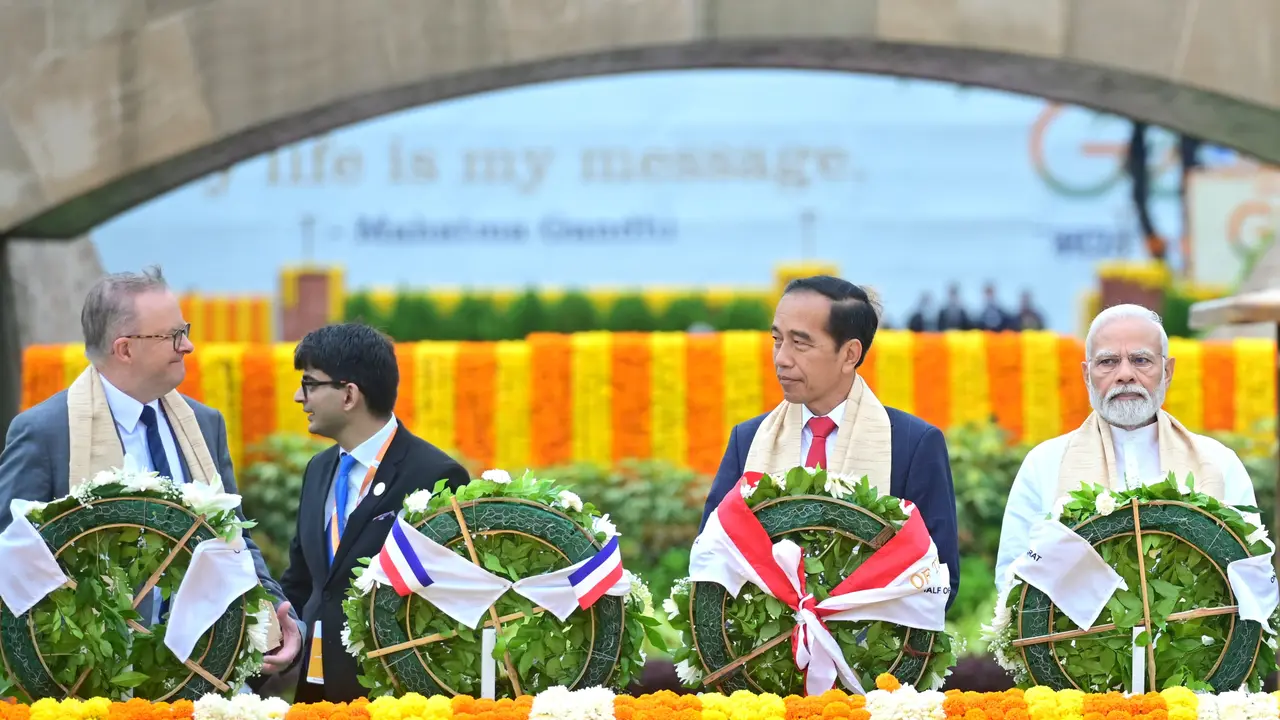 Jokowi dan Kepala Negara G20 Beri Penghormatan di Mahatma Gandhi Samadhi