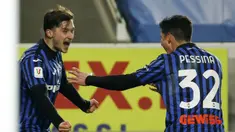 Pemain Atalanta Aleksej Miranchuk (kiri) melakukan selebrasi usai mencetak gol ke gawang Lazio pada pertandingan Coppa Italia di Stadion Gewiss, Bergamo, Italia, Rabu (27/1/2021). Atalanta melaju ke semifinal Coppa Italia usai menaklukkan Lazio 3-2. (Stefano Nicoli/LaPresse via AP)
