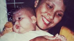 Wanita kelahiran Makassar 16 Mei 1997 ini pun pernah membagikan foto masa kecilnya bersama sang ibu. (Liputan6.com/IG/@indahpermatas)