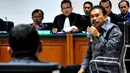 Bupati Tapanuli Tengah nonaktif Raja Bonaran Situmeang memberi keterangan saat menjalani sidang pemeriksaan terdakwa terkait kasus suap sengketa Pilkada Tapteng di Pengadilan Tipikor, Jakarta, Senin (20/4/2015). (Liputan6.com/Andrian M Tunay)
