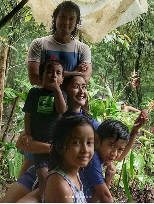 "Slide aja bbrp video saat kami ( ternyata ) harus menyeberangi sungai dengan arus cukup deras sebanyak 7X!! :"(( Lihat aja dulu deh. Cerita saya lanjutkan di postingan berikutnya ya." lanjut Widi Mulia. (Instagram/widimulia)