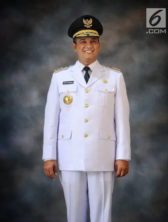 Gubernur DKI Jakarta terpilih Anies Baswedan menjalani pemotretan di kawasan Kebayoran Baru, Jakarta, Kamis (12/10). Anies menggunakan pakaian dinas upacara jas putih, kemeja putih, dan topi berlambang Garuda. (Liputan6.com/Pool/Tim Anies-Sandi)