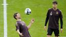 Pemain Jerman, Thomas Mueller,mengontrol bola saat mengikuti sesi latihan jelang laga melawan Prncis pada laga uji coba di Stadion Signal Iduna Park, Jerman, Senin (11/9/2023). (AP Photo/Martin Meissner)