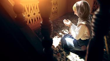 Malam Lailatul Qadar adalah malam penetMalam Lailatul Qadar adalah malam penetapan. Berdoalah meminta ketetapan yang terbaik/copyright shutterstock.com