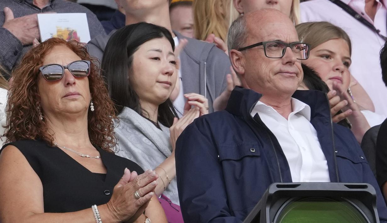 Orang tua mendiang Diogo Jota, Isabel Silva (kiri) dan Joaquim Silva tampak menghadiri laga Liga Inggris 2025/2026 melawan Manchester City di Molineux Stadium, Wolverhampton, Inggris, Sabtu (16/08/2025). (AP Photo/Dave Shopland)