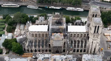 Katedral Notre Dame sedang menjalani restorasi setelah rusak parah akibat kebakaran hebat, Paris, Prancis, Minggu (14/7/2019). Katedral Notre Dame mengalami kebakaran hebat pada 15 April 2019. (Kenzo TRIBOUILLARD/AFP)