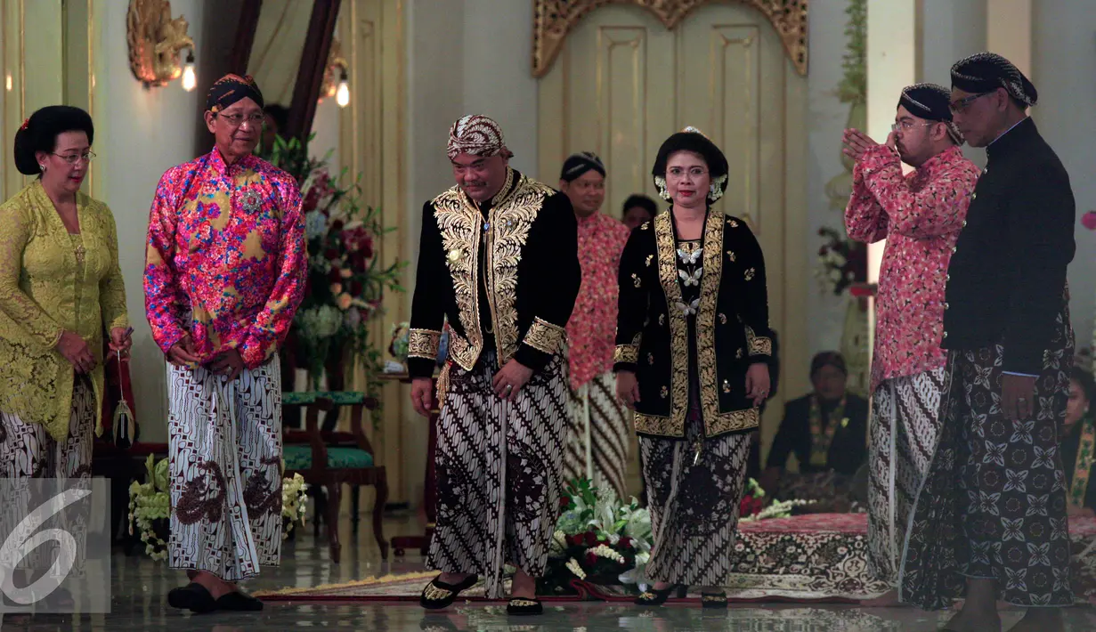 KGPH Prabu Suryodilogo (tengah) berjalan bersama Sultan HB X  dan GKR Hemas usai penobatan naik tahta Puro Pakualaman, Yogyakarta, Kamis (7/1/2016). KGPH Prabu Suryodilogo  memperoleh gelar gelar KGPAA Paku Alam X. (Liputan6.com/Boy Harjanto)