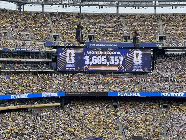 Layar videotron raksasa menampilkan rekor kehadiran 3.605.357 penonton selama Piala Dunia 2026 saat laga Ekuador melawan Jerman di MetLife Stadium, New York New Jersey, AS, Kamis (25/6/2026). Pencapaian tersebut diumumkan FIFA di tengah antusiasme puluhan ribu suporter yang memadati stadion. (KLY Sports/Hery Kurniawan)