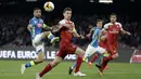 Striker Napoli, Lorenzo Insigne, mengontrol bola saat melawan Arsenal pada laga leg kedua perempat final Liga Europa di Stadio San Paolo, Kamis (18/4/2019). Napoli takluk 0-1 dari Arsenal. (AP/Luca Bruno)