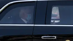 Presiden AS Joe Biden mengenakan masker saat kembali ke Gedung Putih dari rumahnya di Pantai Rehoboth setelah pulih dari infeksi COVID-19 di Washington, Selasa (23/7/2024). (AP Photo/Julia Nikhinson)