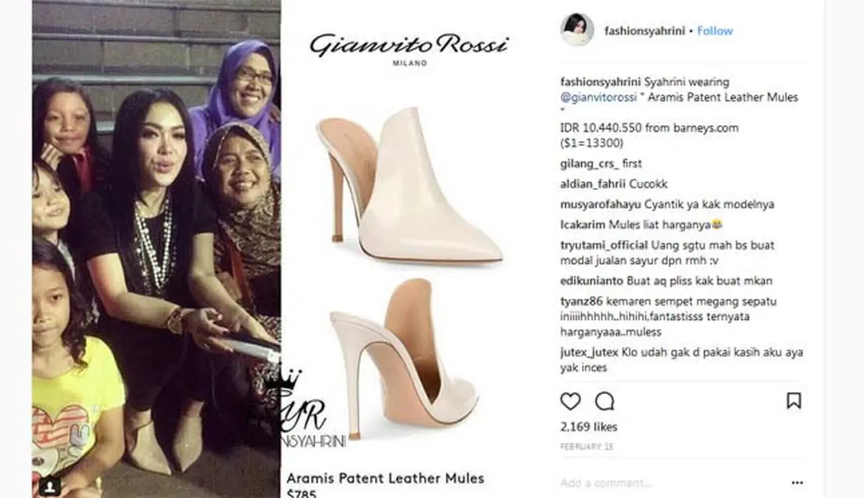 Koleksi sepatu Syahrini memang bentuknya unik-unik dan lain dari yang lain. Seperti heels berwarna putih tulang ini yang bentuknya jarang ditemukan. Untuk harganya pun, Syahrini harus mengeluarkan uang senilai Rp. 10.440.550. (Instagram/fashionsyahrini)