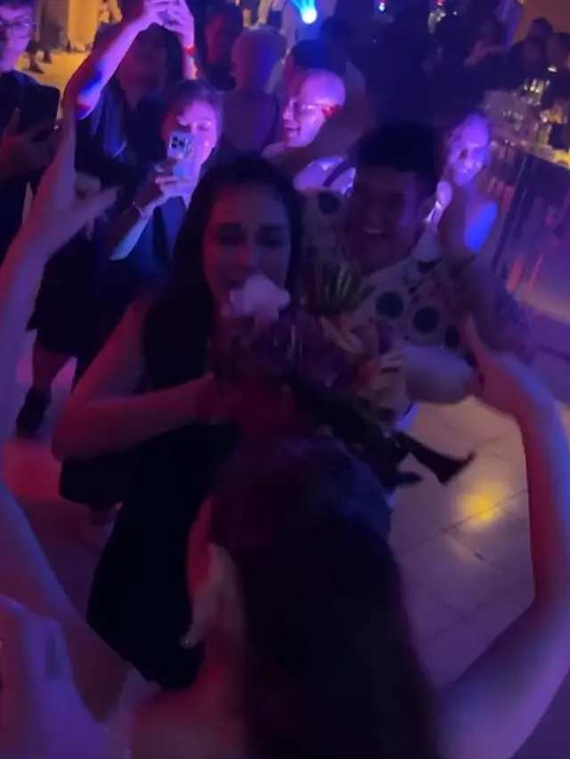 Luna Maya dapat hand bouquet (Instagram/herworldindonesia)