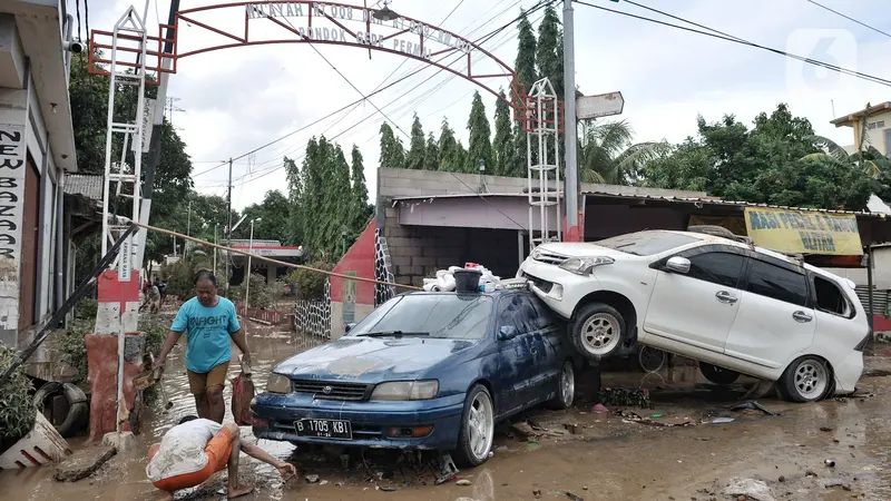 Puluhan Mobil Terbalik Diterjang Banjir di Bekasi