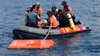 Evakuasi korban tewas kapal Rafelia 2 (Dian Kurniawan/Liputan6.com)