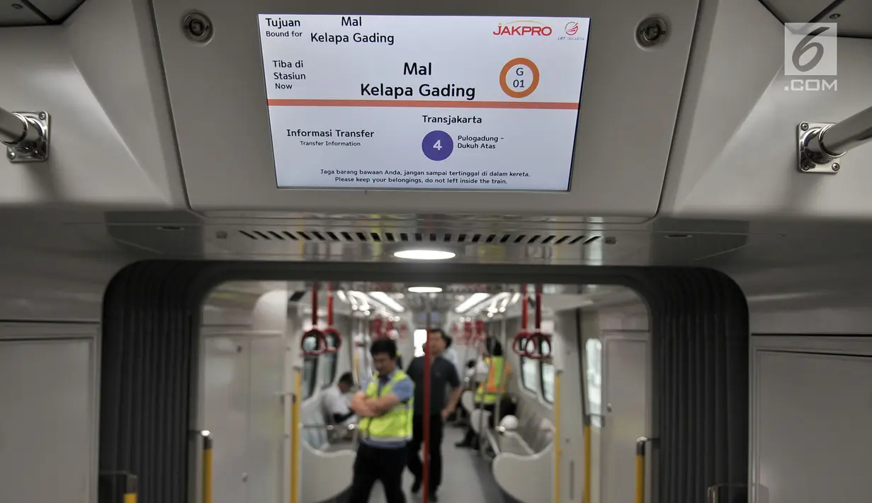 Layar digital penunjuk jalan terpasang di setiap pintu masuk gerbong LRT, Jakarta, Senin (20/8). PT LRT Jakarta mulai melakukan internal pengoperasian LRT Kelapa Gading hingga 14 September mendatang. (Merdeka.com/Iqbal S. Nugroho)