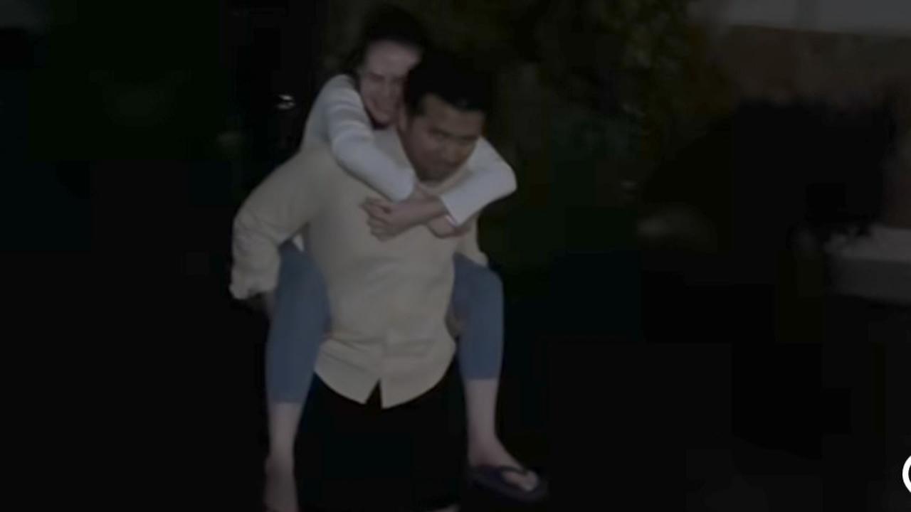 Potret Romantis Arumi Bachsin Digendong Emil Dardak Terjang Banjir Menuju Kantor, Disebut Kayak Adegan di Drakor