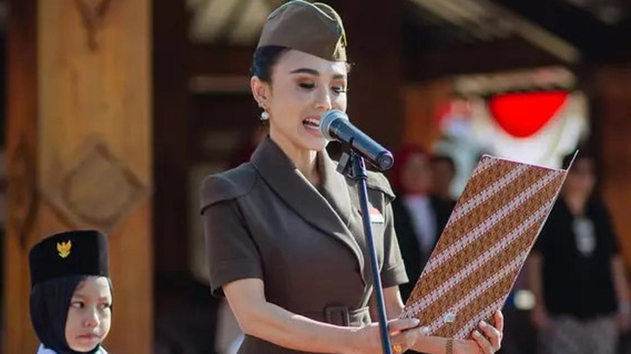 Deretan Potret Cantik Yuni Shara Jadi Pembina Upacara HUT ke-80 RI di PAUD Miliknya Curi Perhatian