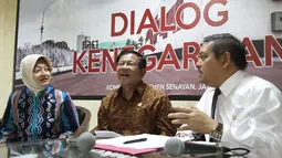 Anggota DPD DKI Jakarta, AM Fatwa (tengah) menjelaskan penggunaan hak bertanya  sudah diteken oleh 53 anggota DPD RI dan jumlah itu melebihi syarat ketentuan sebesar 25 persen, Jakarta, Selasa (3/2/2015).(Liputan6.com/Andrian M Tunay)
