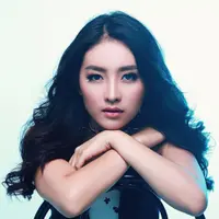 Mirip seleb Korea, intip 5 makeup terbaik Natasha Wilona. (Sumber foto: natashawilona12/instagram)