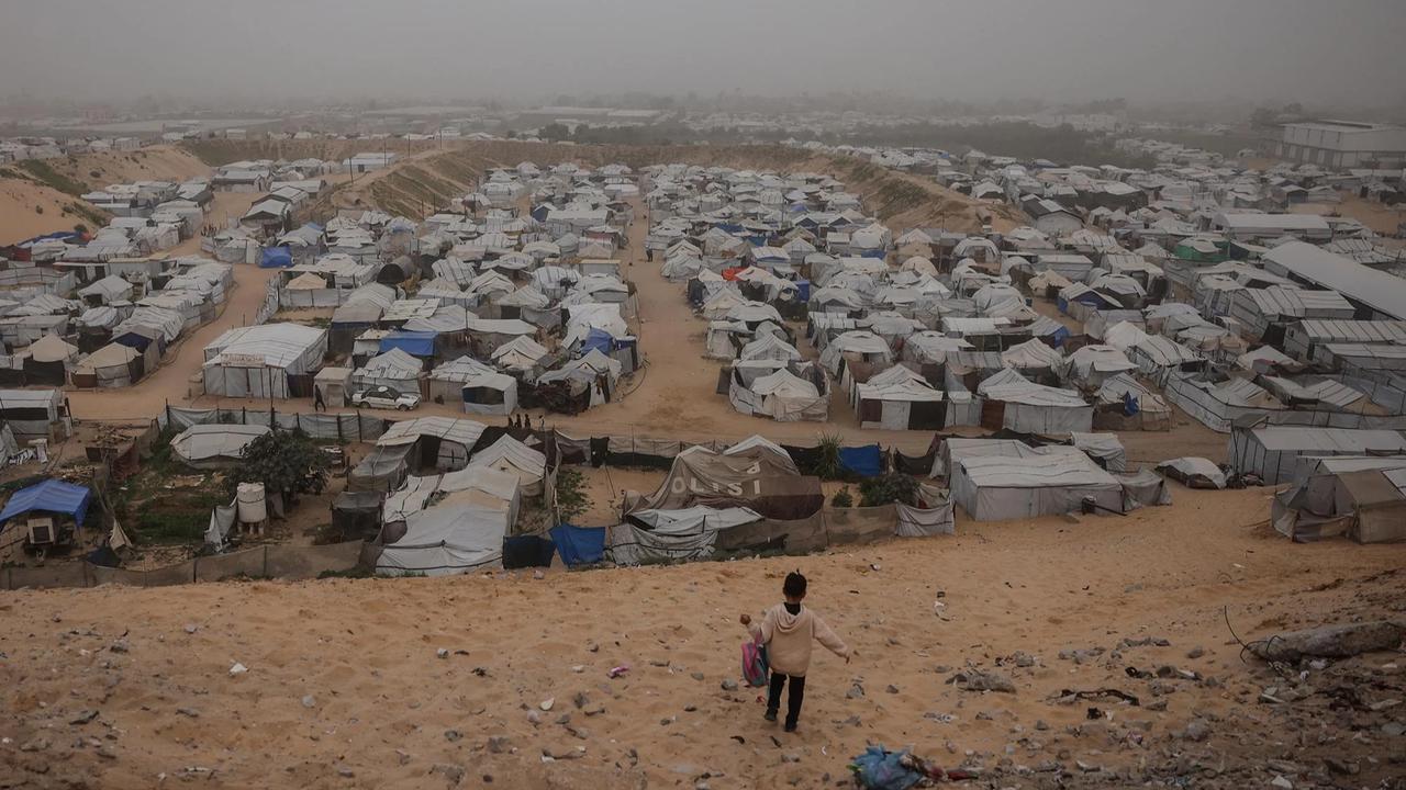 FOTO: Kabut Debu Selimuti Kamp Pengungsi Gaza di Tengah Ketidakpastian Gencatan Senjata