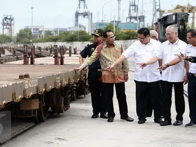 Mendag, Enggartiasto Lukita, Menperin, Airlangga Hartarto dan Menhub, Budi Karya Sumadi meninjau lapangan jalur kereta api Stasiun JICT Tanjung Priok di samping gate in-out terminal peti kemas JICT-TPK Koja, Jumat (13/1). (Liputan6.com/Faizal Fanani)