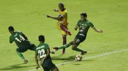 Pemain PS TNI berusaha menghalau tendangan striker Sriwijaya FC, Hilton Moreira, pada laga Liga 1 Indonesia di Stadion Pakansari, Bogor, Rabu, (25/10/2017). PS TNI menang 2-1 atas Sriwijaya FC. (Bola.com/M Iqbal Ichsan)